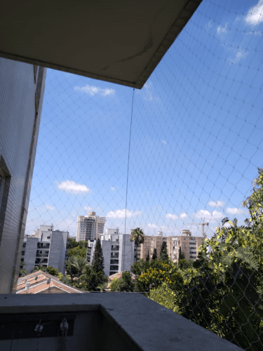 התקנת רשתות להרחקת יונים בדירה 4